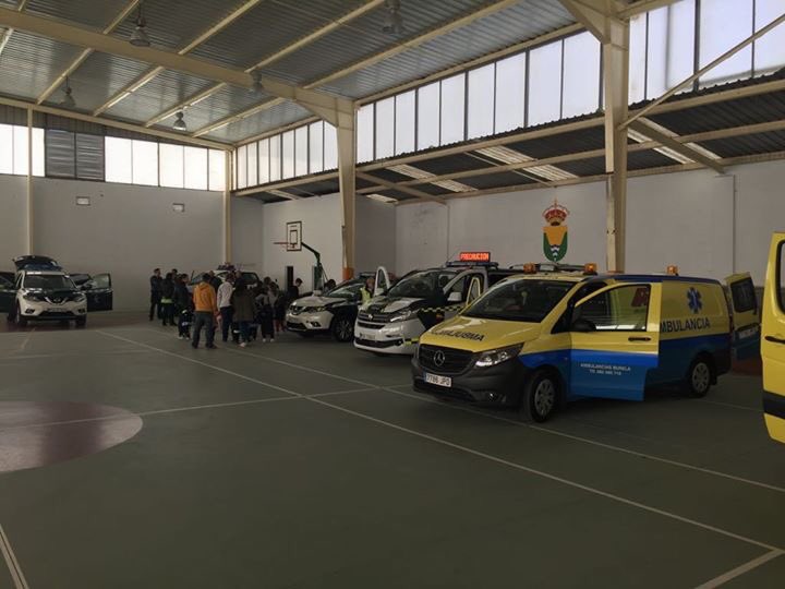 amb_burela's tweet photo. Quien se lo pasaría mejor❓Los niñ@os o nosotros❓Jornadas de primeros auxilios y RCP en el CEIP SANTA MARÍA DO VALADOURO. Un gustazo enseñar a los niños un poco de nuestro trabajo. Muchas gracias a la ANPA por su implicación.
#AMBULANCIASBURELA https://t.co/uT36xRhJK7