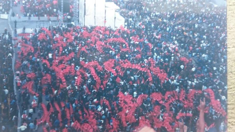 ivannieblas's tweet photo. HOY hace 19 años, estábamos en el Foro Sol viendo a MONSTER FUCKIN' MAGNET, PANTERA y METALLICA. Hasta entonces los empresarios entendieron (a la mala) que NO debes poner SILLAS en un concierto de METAL (eso rojo son las sillas volando) https://t.co/aX3aNta2fJ