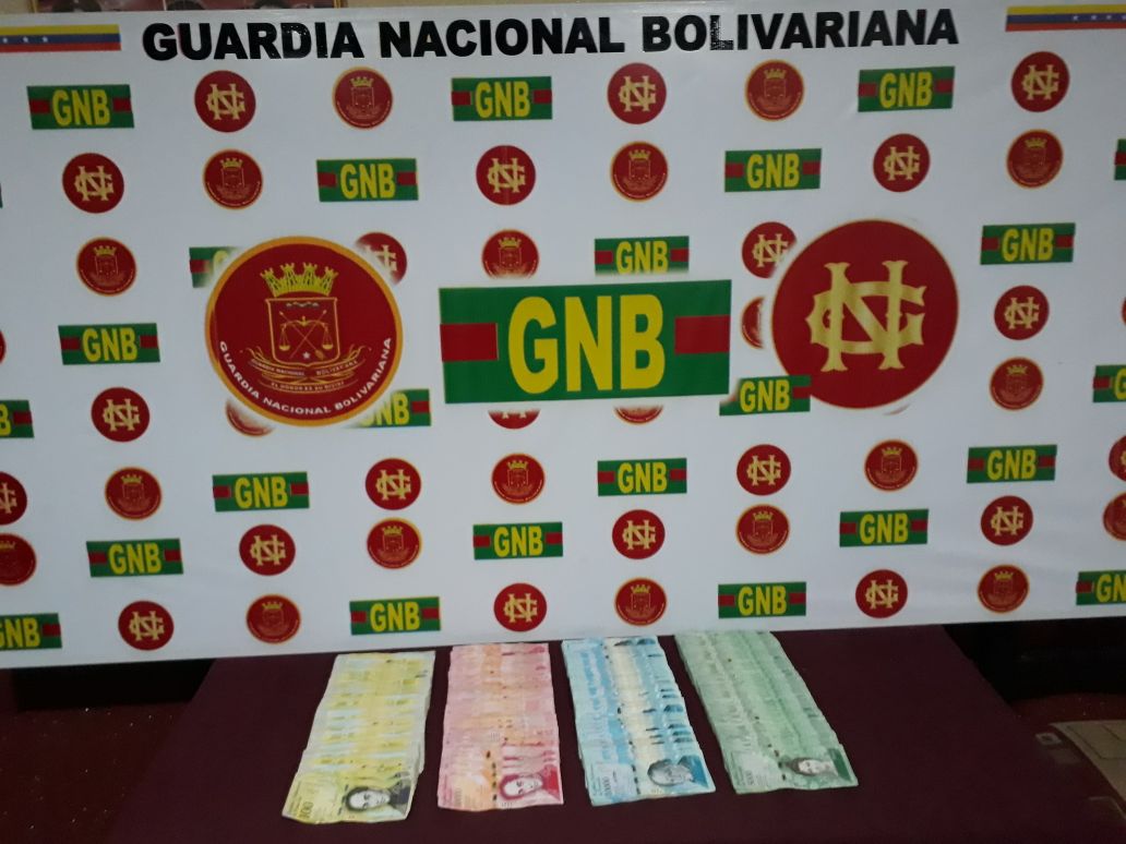 FANB #GNB Efectivos adscritos al PAC Orope efectuaron la retención preventiva de 10 millones de Bs. en piezas de billetes del nuevo cono monetario por infringir presuntamente la ley contra los ilícitos cambiarios. <a href="/GNBoficial/">GNB FANB</a> @LopezVargasR @AJ_GonzalezV