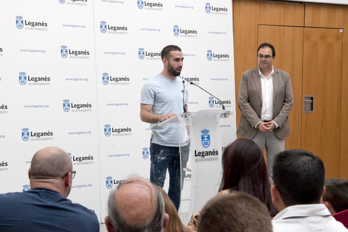AytoLeganes's tweet photo. El jugador del @realmadrid @DaniCarvajal92 y el alcalde @SantiagLlorente presentaban el pasado jueves IV edición del campus del jugador, que se celebra en el mes de julio en #Leganés
https://t.co/TPycYIRfMz https://t.co/QATfPqrKp5