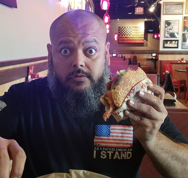 JitterFlicks's tweet photo. #jitterdad broke his #fasting @redrobinburgers. This #bacon #cheeseburger is #thebesttasting. #guilty but enjoying #lunch with #jittermom #family #meals #foodporn #gormetburger #baconcheeseburger #burgerandfries #intermintentfasting #jitterflicks #twitter https://t.co/dzWa2GYHN0