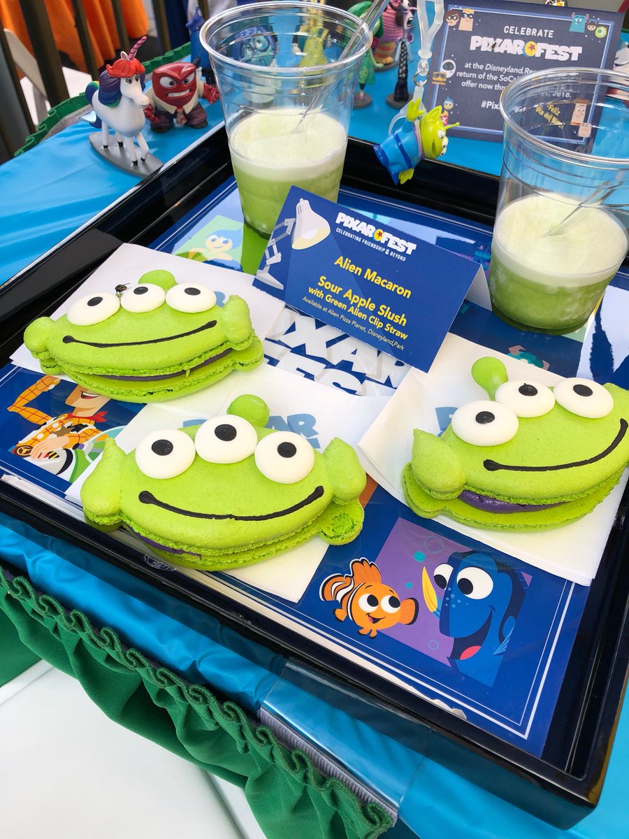 dudeitsice's tweet photo. About to dive into this #AlienMacaron and #SourAppleSlush LIVE from @disneyland! #PixarFest https://t.co/nssf9FjmnQ