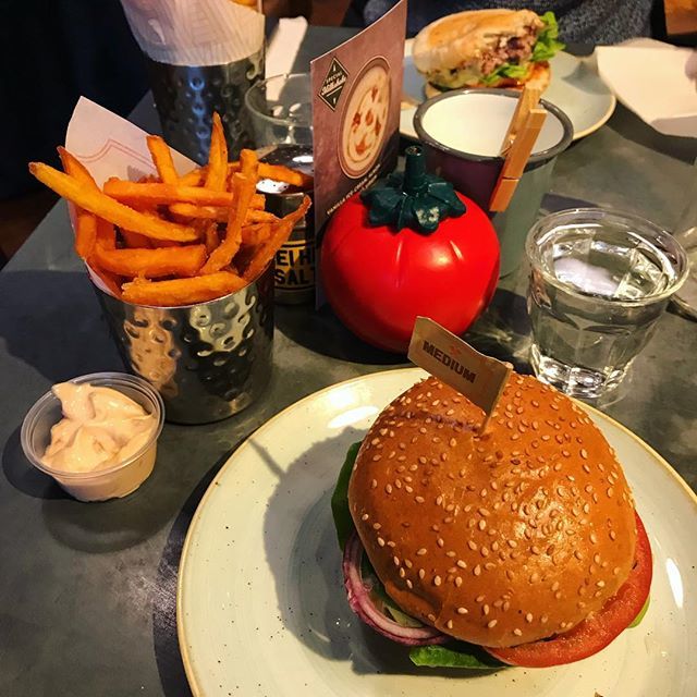 😍👌🍔 .
.
#burger #hamburger #foodporn #yum #yummy #delicious #weekendvibes #weekend #food #foodphotography #bluewater #eat #eating #blog #blogger #followme #instafood #instagood #foodgram #kent #england #uk #fries #sweetpotatofries #chips #sweetpotato… ift.tt/2I1LdmG