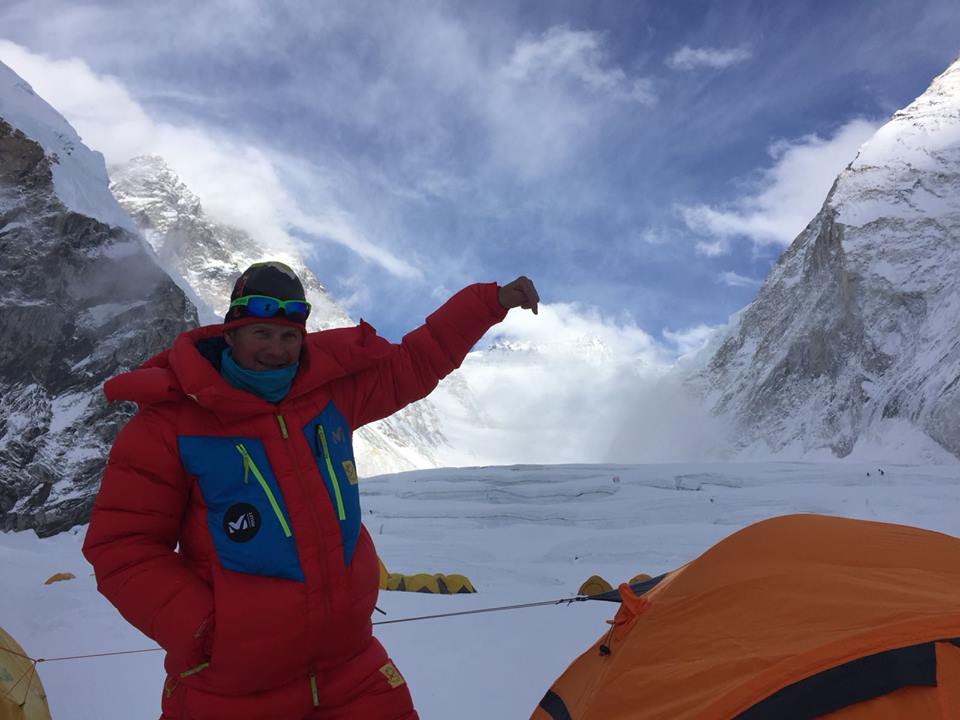 speragire's tweet image. &quot;30 aprile 2018  GIORNO 21 Dopo una notte passata al Campo2 (6.450 metri), siamo rientrati tutti al Campo Base.  Nella foto la mia guida e  le nuvole che nascondono il Lhotse  8.516 m &quot; 
#EverestExpedition2018   #Cosmobserver
Credit  Facebook Maurizio Cheli - @thecosmobserver