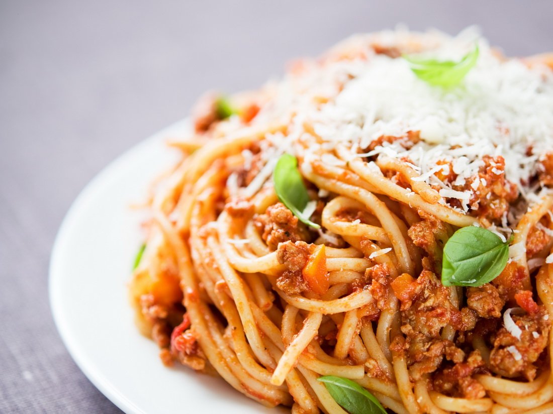 One of this month's Featured Lunch Special...Speghetti Bolgnese served with Garlic Toast and a Ceasar Salad and accompanied with mini confections for dessert. Classic!
ORDER TODAY: secatering.ca/menus
#simplyelegantyyc #secatering
