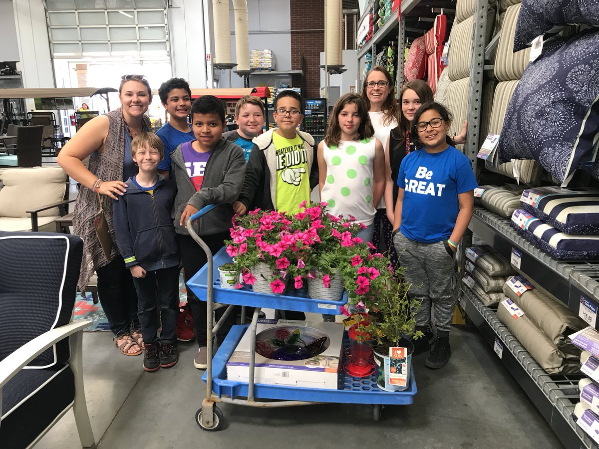 MCoop04MA's tweet photo. Winners of our PBL project, shopping at Walmart! #plantlife #KStotheMoon #SquadGoals @WestviewElem @JenniferOwens43 https://t.co/JXUuSUfIc7