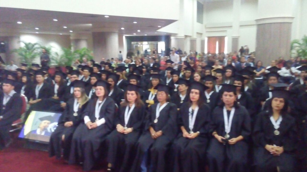 mineducacion_ve's tweet photo. #EnDesarrollo 🎓👏 | Acto de graduación de la 3ra avanzada premia a docentes de la primera cohorte de la Micro Misión Simón Rodríguez. ¡La educación es primero! @JauaMiranda @NicolasMaduro #VenezuelaProductivaYPróspera https://t.co/6WPWJlOxZe
