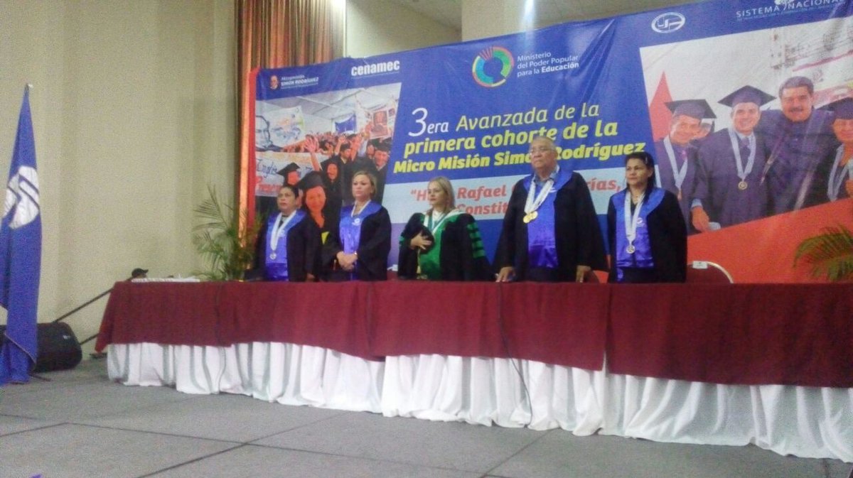 mineducacion_ve's tweet photo. #EnDesarrollo 🎓👏 | Acto de graduación de la 3ra avanzada premia a docentes de la primera cohorte de la Micro Misión Simón Rodríguez. ¡La educación es primero! @JauaMiranda @NicolasMaduro #VenezuelaProductivaYPróspera https://t.co/6WPWJlOxZe