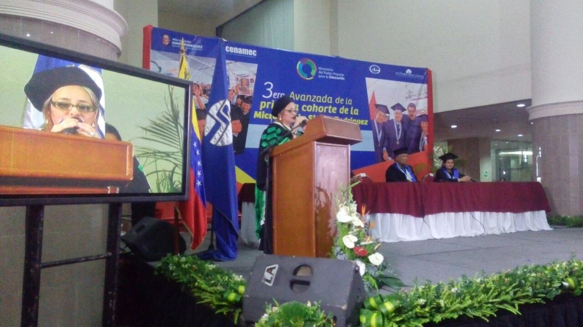mineducacion_ve's tweet photo. #EnDesarrollo 🎓👏 | Acto de graduación de la 3ra avanzada premia a docentes de la primera cohorte de la Micro Misión Simón Rodríguez. ¡La educación es primero! @JauaMiranda @NicolasMaduro #VenezuelaProductivaYPróspera https://t.co/6WPWJlOxZe
