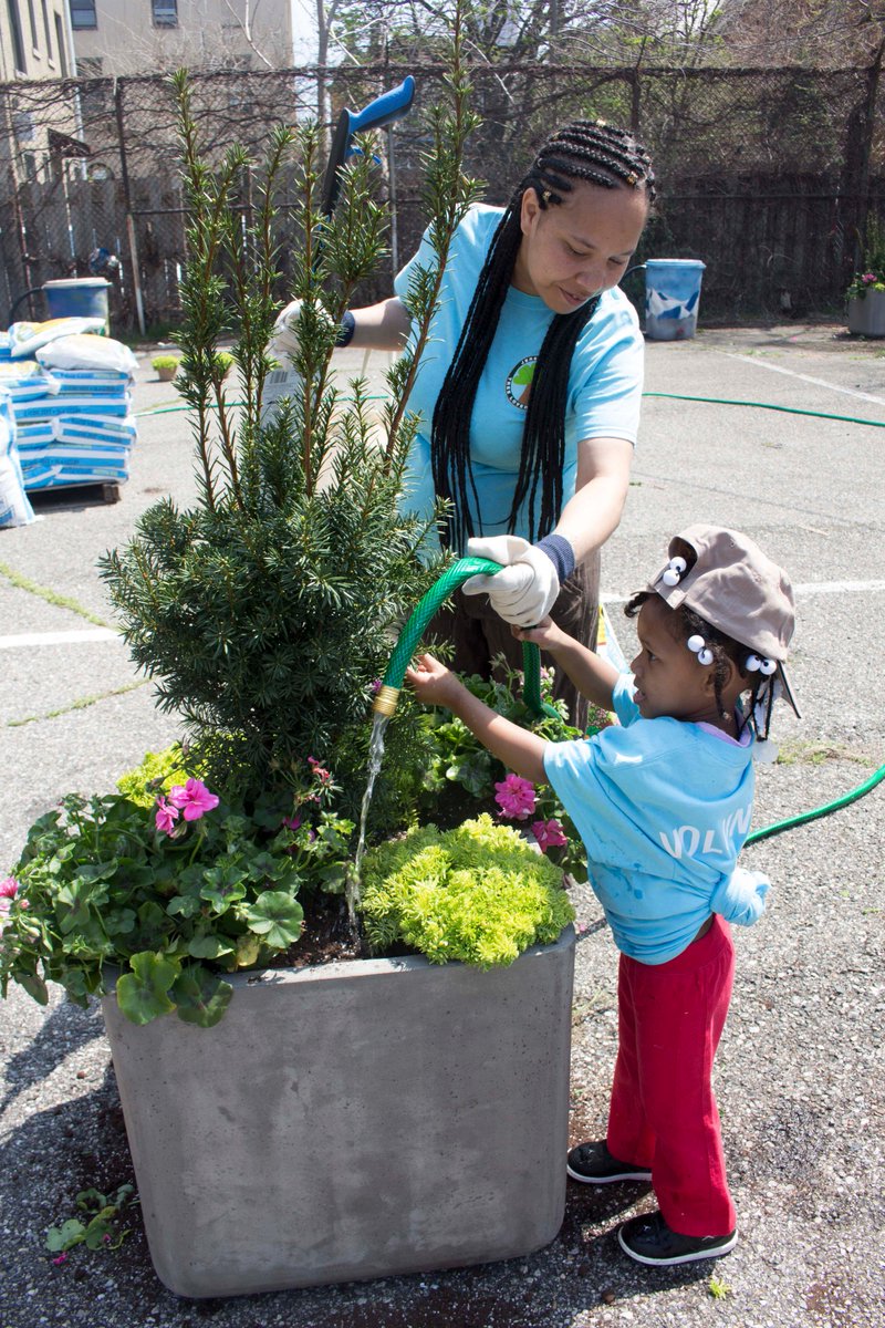 cityoftreesjc's tweet photo. Saturday was a beautiful day to get our hands dirty! Thank you to all the volunteers, @SolomonforJC and Commissioner Reginald who spent their morning beautifying 16th Street Park near Holland Gardens! #jcmakeitgreen #jerseycity #parkbeautification https://t.co/lPxoZTp90v