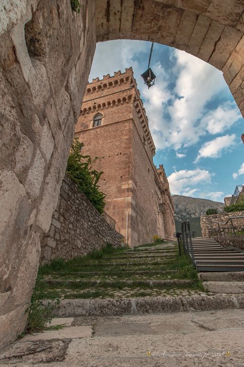 paesaggiabruzzo's tweet photo. #Foto di Anselmo Trasatti - Castello Piccolomini di Celano Aq.  #Abruzzo #Travel https://t.co/LQzlLKTy01 https://t.co/5OWyR91BuG