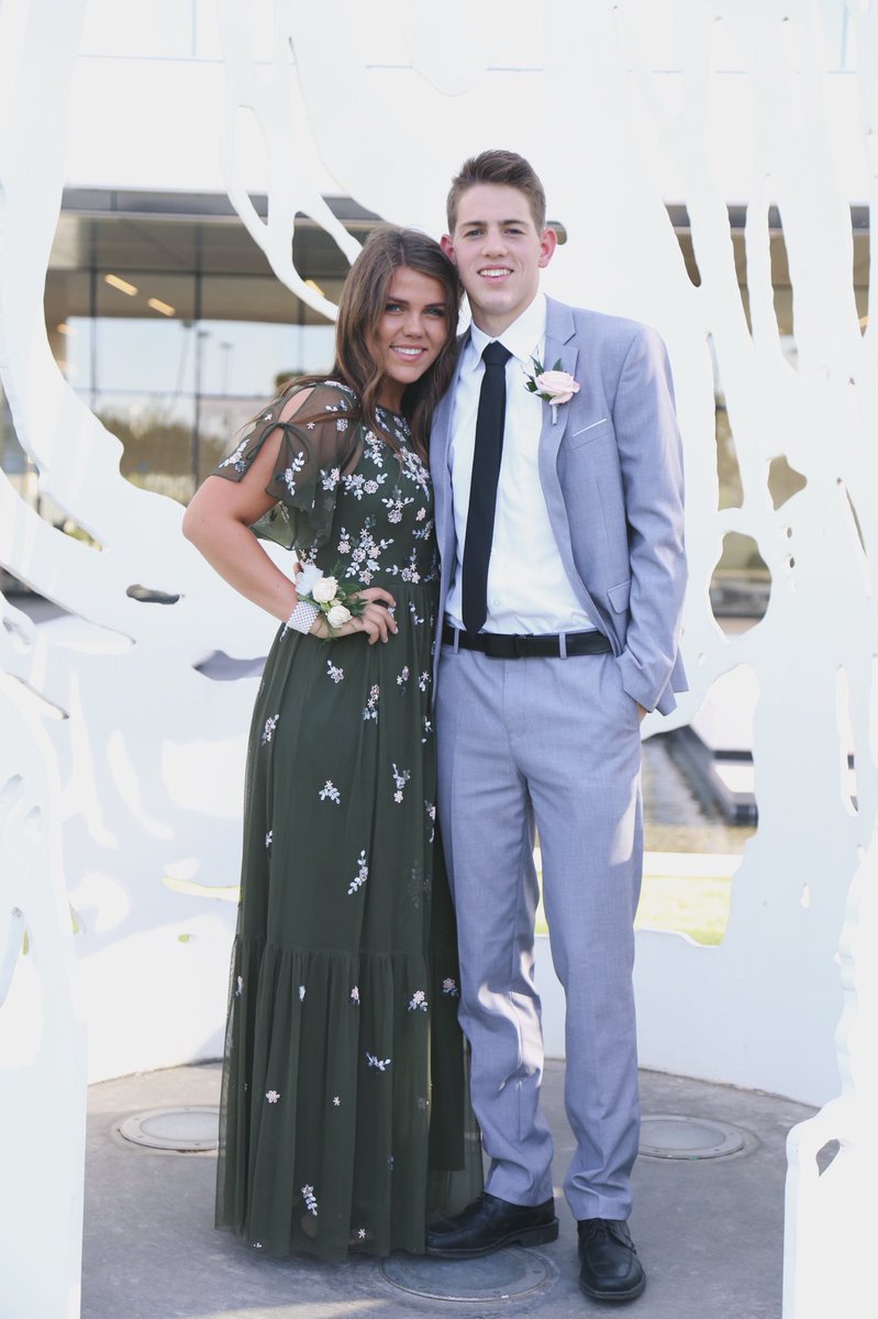 abster_rich's tweet photo. junior prom 💚💚 https://t.co/9BuNNI35Uu