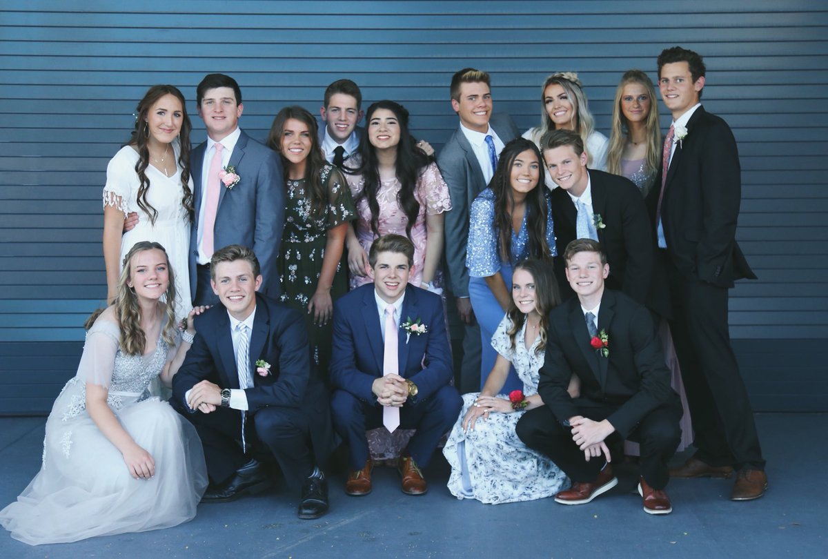 abster_rich's tweet photo. junior prom 💚💚 https://t.co/9BuNNI35Uu