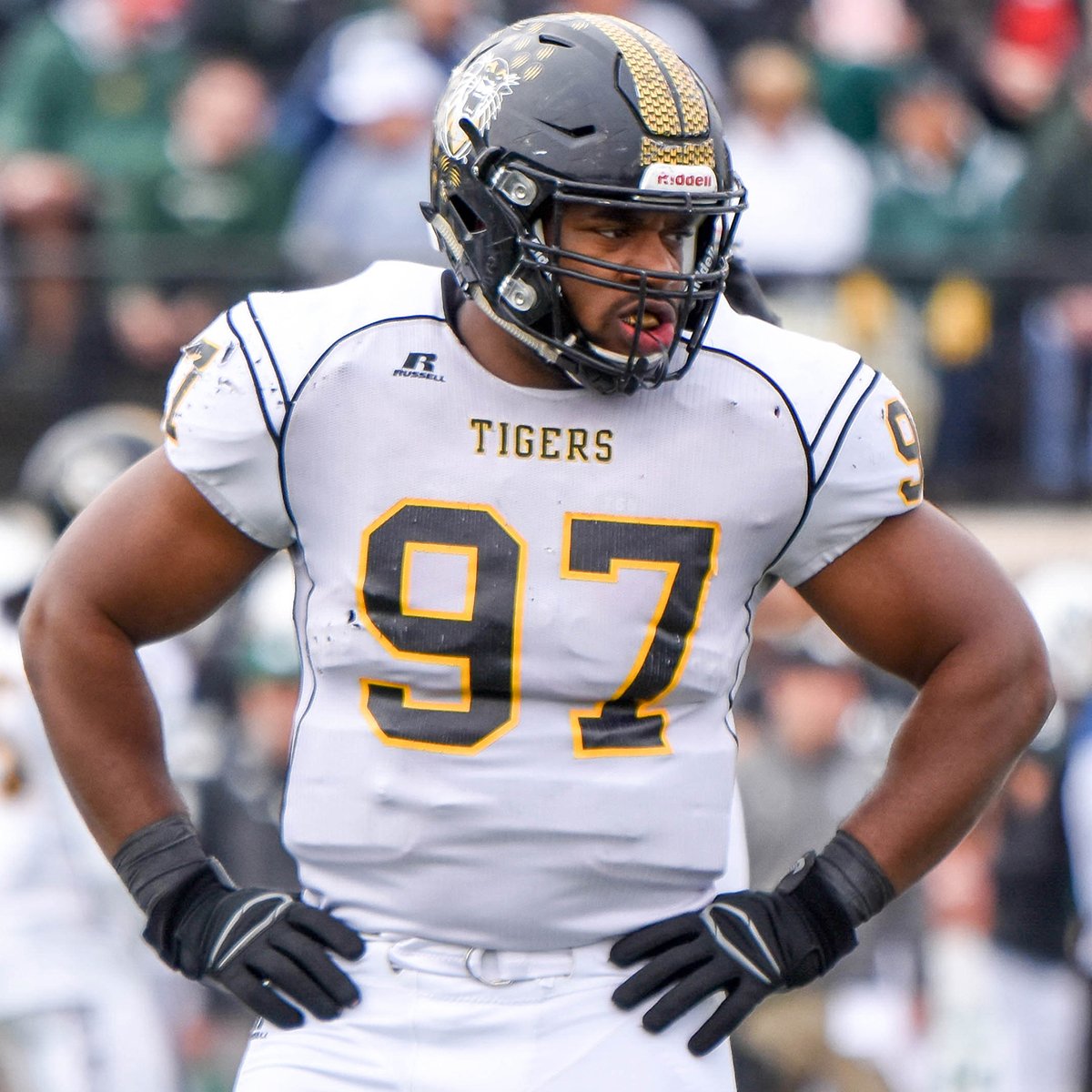 nyjets's tweet photo. A 205-pound DE when he started his collegiate career at @SFU. 

A 315-pound DL when he finished it 6 years later at @FortHaysState. #MondayMotivation 

@NathanDShepherd on his journey to the @NFL → https://t.co/tzhd90ZQhu https://t.co/y5RwSqmBzy