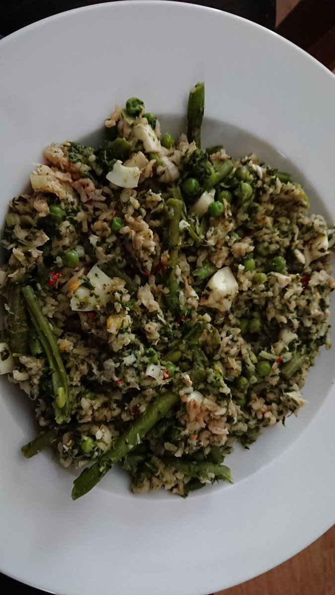 AloeDominique's tweet photo. Does look abit strange, but smoked haddock pilaf with spinach, green beans, ginger &amp; chill. Slowly reintroducing grains back in my diet. #WeightLoss #bellyfat #AIP #paleo #keepfit #health #wellbeing https://t.co/EBUYm07mwc