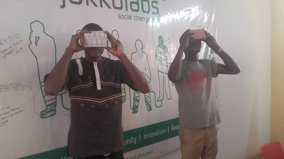 JklBamako's tweet photo. #HackVR, nos cardbord #VR sont OK
#DIY #Mali #Bamako #Makers https://t.co/iIfqC9QXji