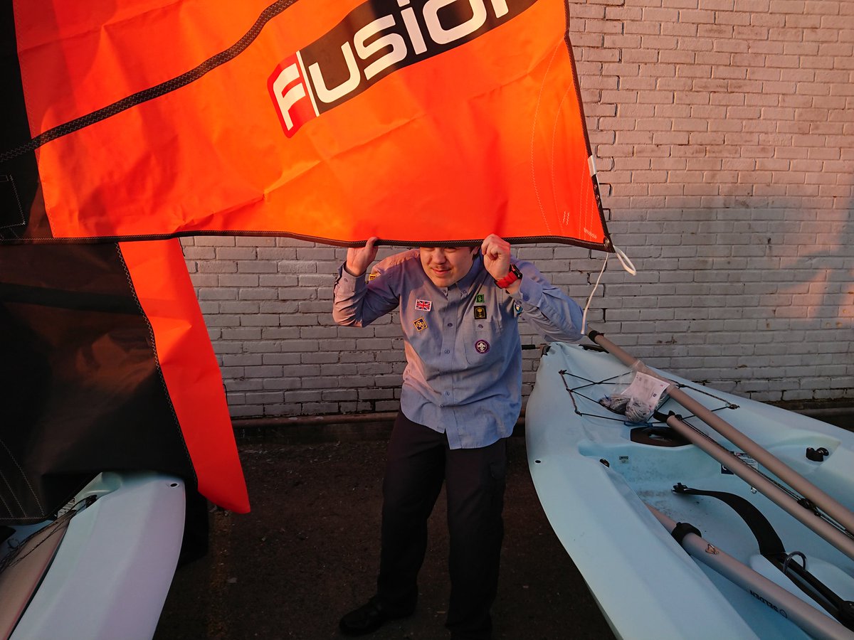 1stLSS's tweet photo. A Gulliver Explorer Young Leader looking very closely for the make of the boat... #iseascout #RNseascout https://t.co/fJ9T0DpQns