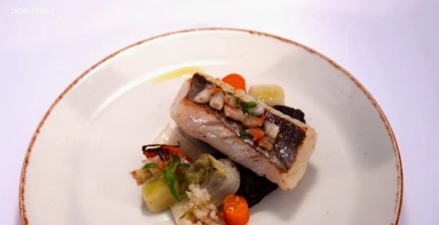 CDescouls's tweet photo. Lieu jaune cuit sur des pierres de volcan et légumes cuits dans la braise, ce poisson cuisiné de façon ancestral! 👌🏻👨🏼‍🍳🙌🏻 #topchef2018 #topchef #chef @topchefOFFICIEL @M6 https://t.co/v5Naemoz30