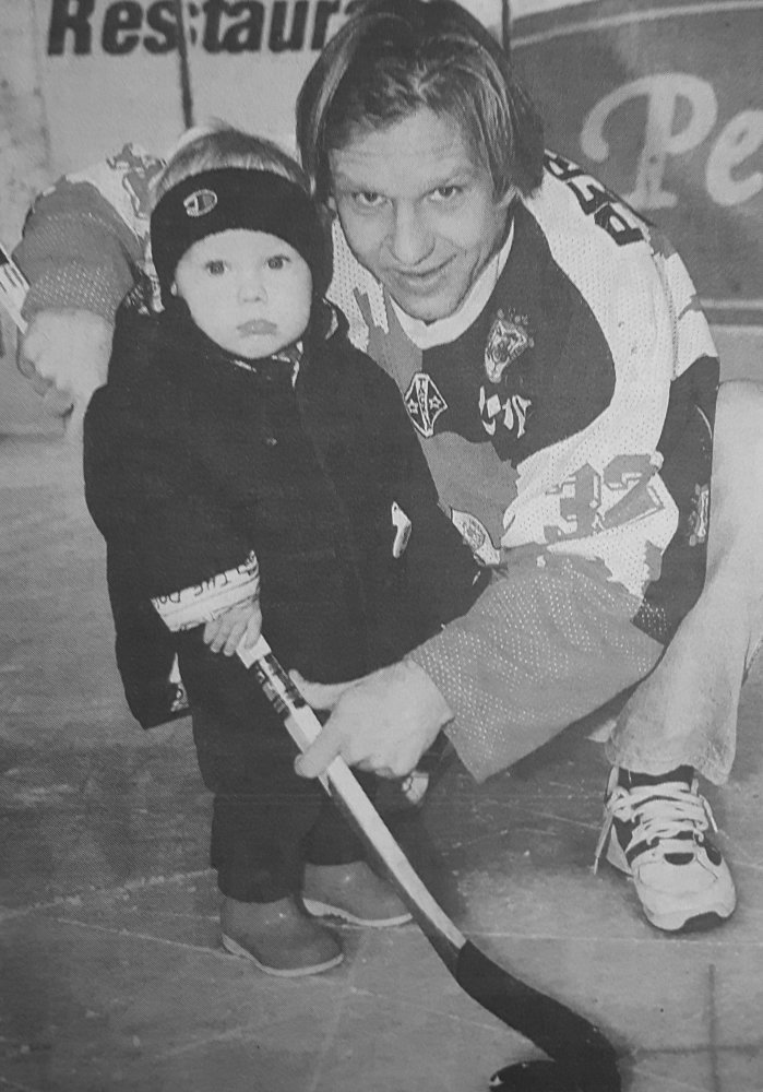 Hannes Biedermann (@hannesbied) on Twitter photo Auf diesem Bild aus dem Jahr 1995 sind 63 WM-Spiele für das #TeamAustria vereint. Der junge Herr links im Bild wird diesen Wert heuer wohl noch weiter nach oben schrauben (<a href="/alexandercijan/">Alexander Cijan</a>). #History Auf diesem Bild aus dem Jahr 1995 sind 63 WM-Spiele für das #TeamAustria vereint. Der junge Herr links im Bild wird diesen Wert heuer wohl noch weiter nach oben schrauben (<a href="/alexandercijan/">Alexander Cijan</a>). #History