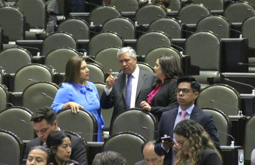 DIPSFED_DGO's tweet photo. Los Diputados @AlyGamboa @coquisespinoza y @OscarOGB en la Clausura del Segundo Período Ordinario de Sesiones Tercer Año de Ejercicio #LXIIILegislatura @DiputadosPRI @Mx_Diputados https://t.co/CfvKmbxm5o