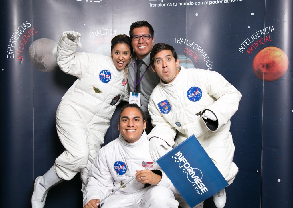 effer_apaza's tweet photo. En la NASA 😬.
#PAExperience2018 evento de analítica. https://t.co/cZeadJWNHz
