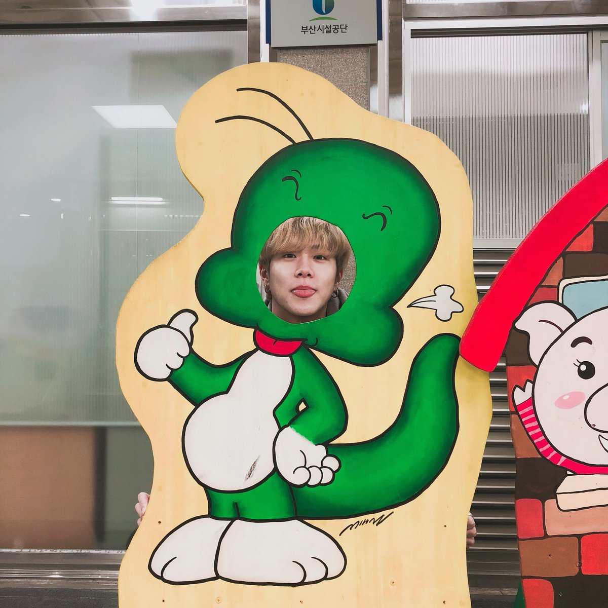 JBJFanpageES's tweet photo. 『 30•04•2018 』         

◦ Twitter ➳ @JBJtw787 ◦         

[#KimDongHan😬] Siento subir estas fotos de mi viaje a Busan recién ahoraㅠ        

 ↳Traducción al inglés por @17MounteenCarat         

#JBJ #Donghan #동한 #김동한 https://t.co/hd84cqmofN