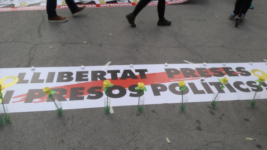 ANCDones's tweet photo. Ens hem trobat un dilluns més a la Pl. de la #viladegràcia per exigir la #LlibertatPresesPolítiques i #presospolítics i el lliure retorn de l'exili.... cada dilluns fins que siguem lliures!

Avui molts agraïments a tothom que ha fet realitat #faranelcim i #KMSxLLIBERTAT 
#seguim https://t.co/qEpIU5crJn