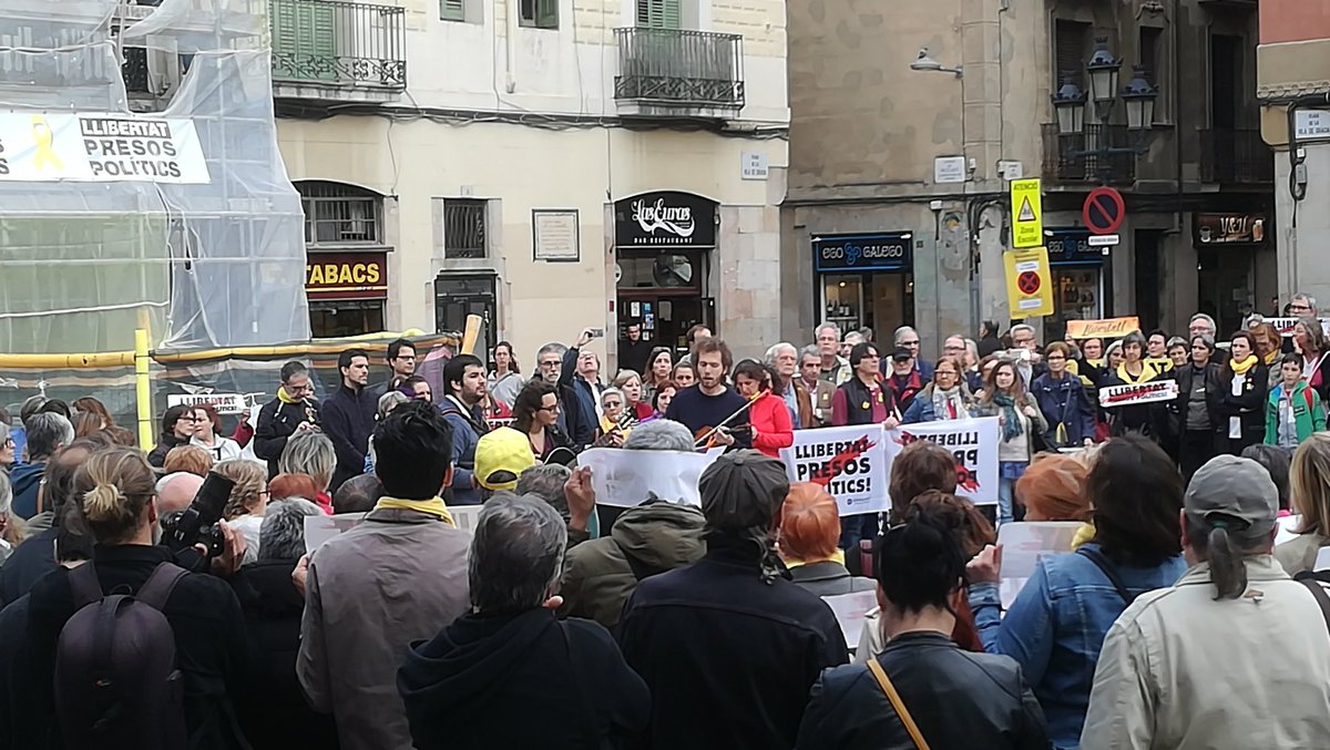ANCDones's tweet photo. Ens hem trobat un dilluns més a la Pl. de la #viladegràcia per exigir la #LlibertatPresesPolítiques i #presospolítics i el lliure retorn de l'exili.... cada dilluns fins que siguem lliures!

Avui molts agraïments a tothom que ha fet realitat #faranelcim i #KMSxLLIBERTAT 
#seguim https://t.co/qEpIU5crJn
