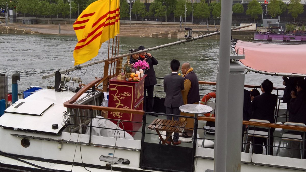 EricSapinParis1's tweet photo. Emouvante commémoration des Boat People de 1975  sur le bateau Bali ce 30 avril Quai de Bercy https://t.co/Z2gUkQPvR1