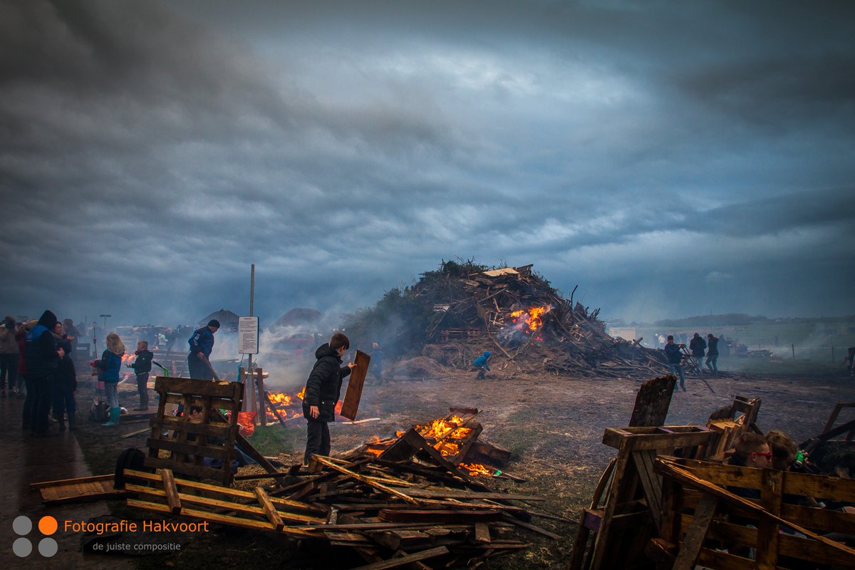 FotoHakvoort's tweet photo. Meierblis
Een typische Texelse traditie is #Meierblis. Op 30 april worden rond 19.00 uur vreugdevuren aangestoken om de wintergeesten te verdrijven en de lente en zomer welkom te heten.
Leuk om een keer te hebben meegemaakt.
@TXL0222 @texelsecourant @VVV_TexelTips #Texel https://t.co/jNC7znEUND