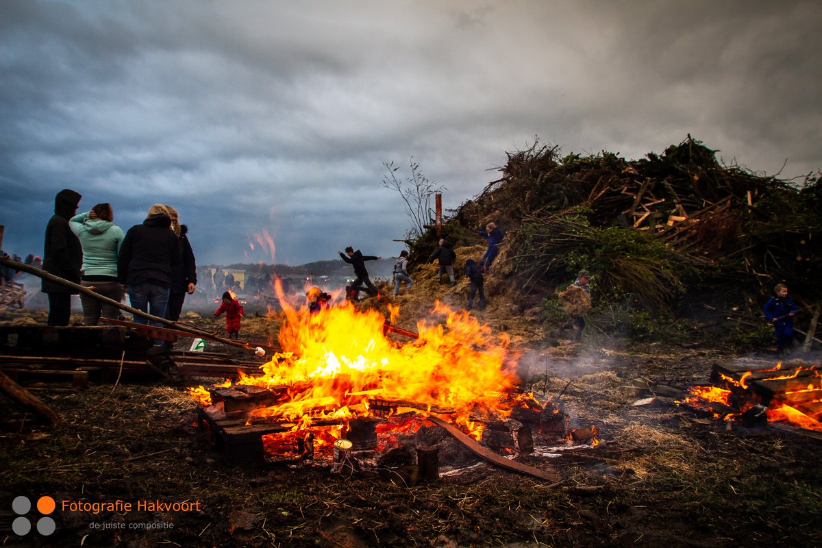 FotoHakvoort's tweet photo. Meierblis
Een typische Texelse traditie is #Meierblis. Op 30 april worden rond 19.00 uur vreugdevuren aangestoken om de wintergeesten te verdrijven en de lente en zomer welkom te heten.
Leuk om een keer te hebben meegemaakt.
@TXL0222 @texelsecourant @VVV_TexelTips #Texel https://t.co/jNC7znEUND