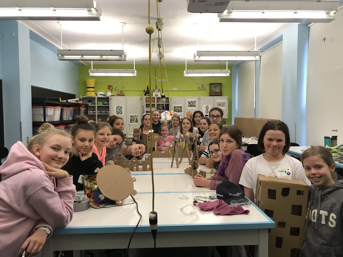 TrafalgarMtl's tweet image. Keen and curious girls in Grades 4, 5, and 6 experienced hands-on tinkering, problem-solving, and creativity at Traf’s Science in the City event yesterday. #STEMeducation #PhysicsMatters