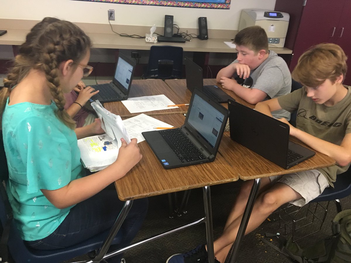 Sherylrob7's tweet photo. The students are using google slides to create an Earth and Space Review.  @CryarCats https://t.co/E5QlQ2dYTR