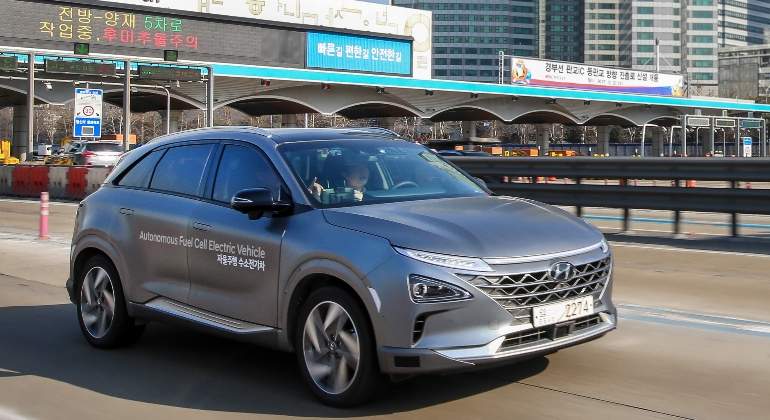 SPINAhydrogen's tweet photo. Hyundai ha logrado completar con éxito un viaje desde Seúl hasta Pyeongchang -190 km- con una unidad de su modelo Nexo dotada de un sistema de conducción autónoma de nivel 4. Se trata de la primera vez que se logra esta gesta con un coche eléctrico de pila de combustible. https://t.co/b8yY3tek8a