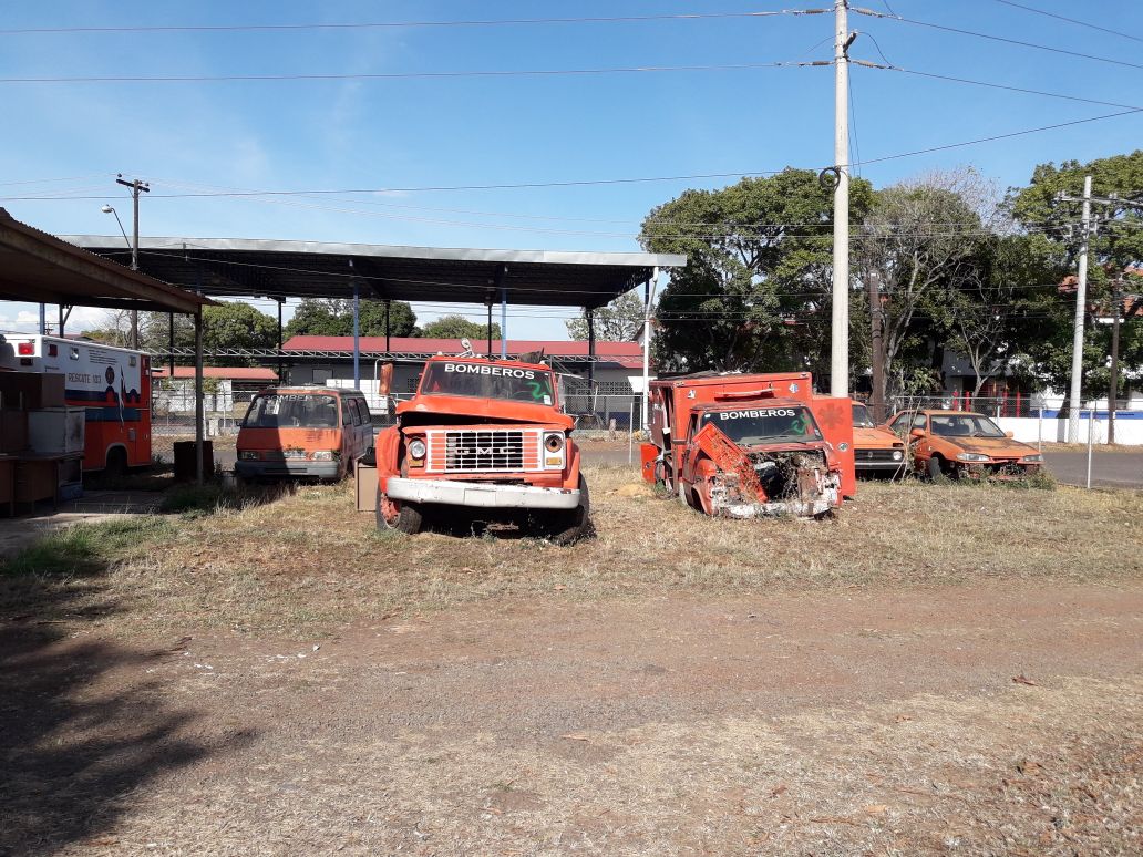 Cementerio de chatarras en el patio de los bomberos de Aguadulce@alvaroalvaradoc