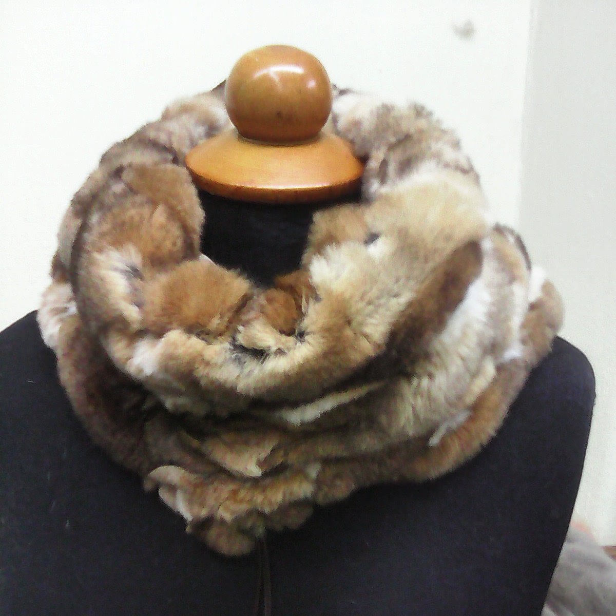 tkifurs's tweet photo. Rex rabbit neckscarf
#fur #furfashion #scarves. #furscarf. #furlove #realfur #rabbitscarf #furaccessories. #rexrabbitscarf #winter #tkifurs https://t.co/OyiZKhQV9I