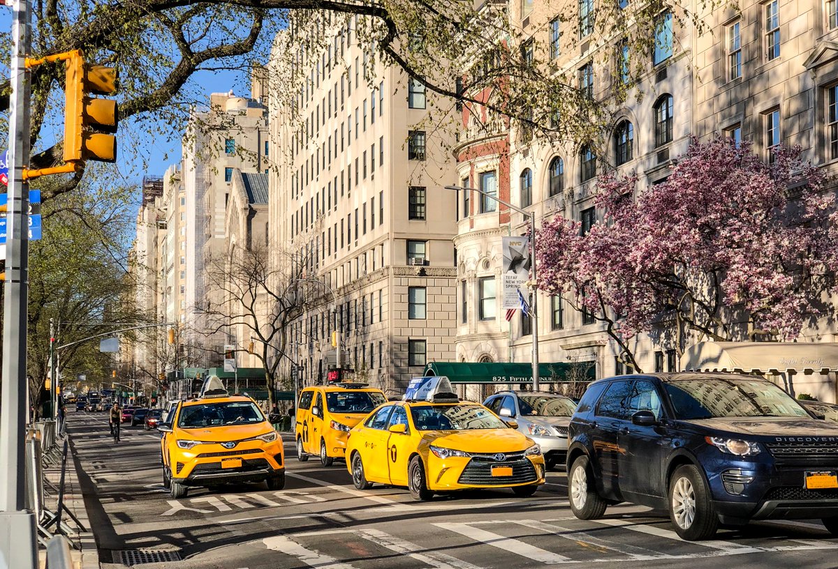 lacustech's tweet photo. 3 cars on one block #manhattan #oneintersection #expanding #GoLacus https://t.co/MurqM8bdAf