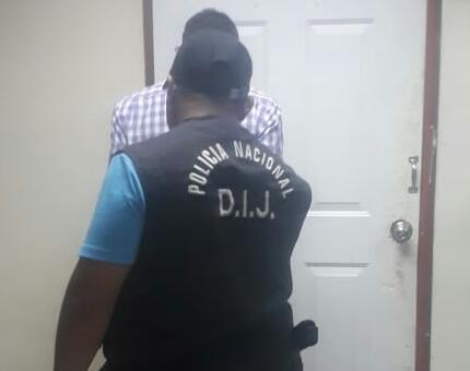 #Policivas Por delitos de violencia de género y maltrato al menor, fueron aprehendidas dos personas en Penonomé, provincia de Coclé @ProtegeryServir