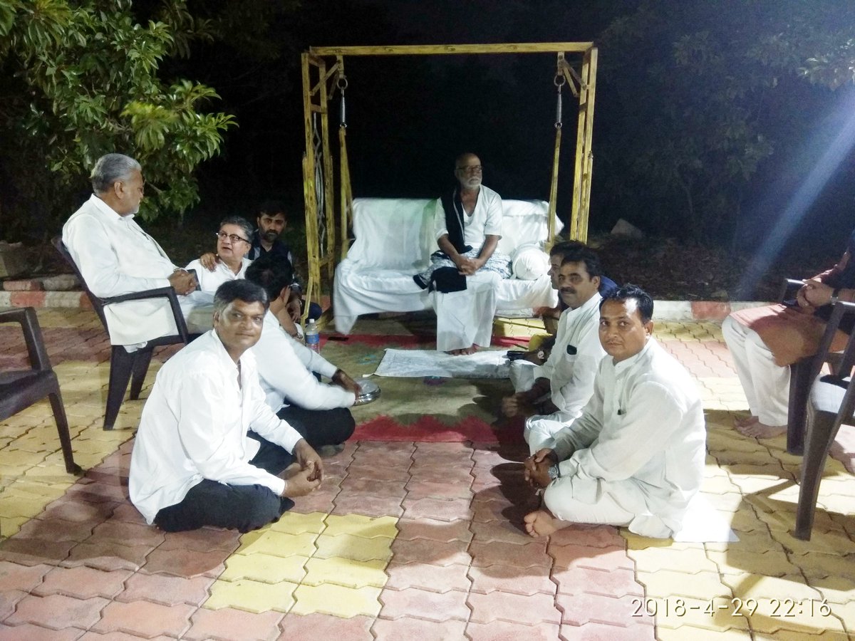 ArvindbhaiMer's tweet photo. માંગલધામ-ભગુડા...માયાભાઈ આહીર ના ફાર્મહાઉસે પૂજ્ય મોરારી બાપુ, કિર્તીદાન ગઢવી,માયાભાઈ,શ્રી પરસોતમભાઈ રુપાલા સાથે.....જય માંગલ https://t.co/9rL9a1VYum