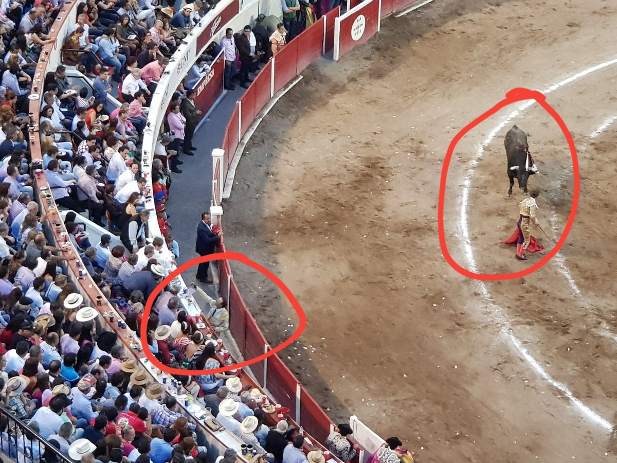 Quejándose Ponce por todo el callejón de la Monumental de Ags como Magdalena en Semana Santa porq según él la afición no debió exigir q regresaran al corral a un astado feo y de escaso trapío. Todo  ocurrió mientras un compañero se perfilaba en la suerte suprema. #Irrespetuoso