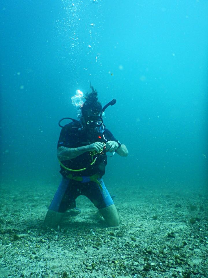 DiversDreams's tweet photo. just an ocean fanatic #blowingbubbles #diversdream #scubadiving #lovelife https://t.co/JkF3iIB9JK