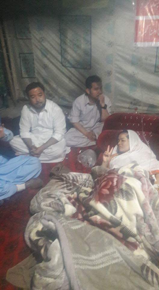 HRKhoja's tweet photo. رات 12:45 #Hungerstriketilldeath کیمپ اپ ڈیٹ
جلیلہ حیدر (@Advjalila) کی طبیعت خراب ھونے پر ڈاکٹر سے ڈرپ لگوایا گیا
#HazaraGenocide
#ShiaHazaraGenocide
#PrayForJalilaHaider
@salmanhydr
@minerwatahir
@AWGoraya
@ismatshahjehan
@PashtunTM_Offi
@manzoorpashteen
@Aliwazirna41 https://t.co/qj0EIAm5eE