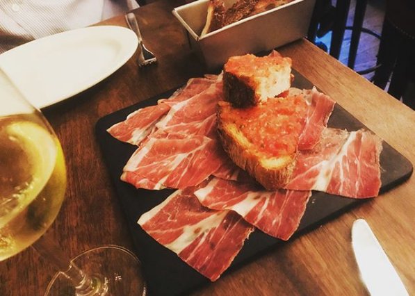 SocarratNYC's tweet photo. Sangria or Wine?π· No need for struggling! Come enjoy our Happy Hour at the bar from 4 to 7 pm! #socarratnyc #socagram #happyhour #spanishfood #chelsea π·@tothemoon720 https://t.co/lhvRBphjrr