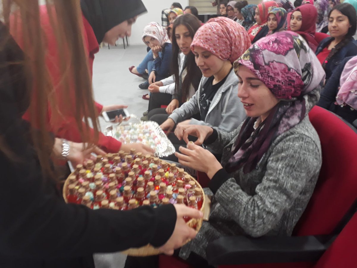 ftm_ari's tweet photo. "Allah'ım, azabından affına, gazabından rızana sığınırım, Senden yine Sana iltica ederim. Sana gereği gibi hamd etmekten âcizim. Sen Kendini sena ettiğin gibi yücesin."11  #KYKdaKandilBaşkadır https://t.co/Vmv597TPay