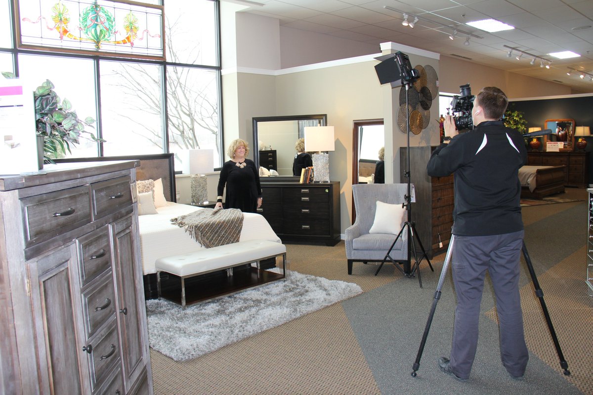 Steinhafels's tweet photo. One of our #Appleton #designers, Laura Hoffman, shared some tips for #decorating your #masterbedroom on @fox11news's #LivingWithAmy! 🛏️😴
#TakeALook! #MondayMotivation
➡️ https://t.co/kLM1mhmx4G https://t.co/iUaKf7t2lL