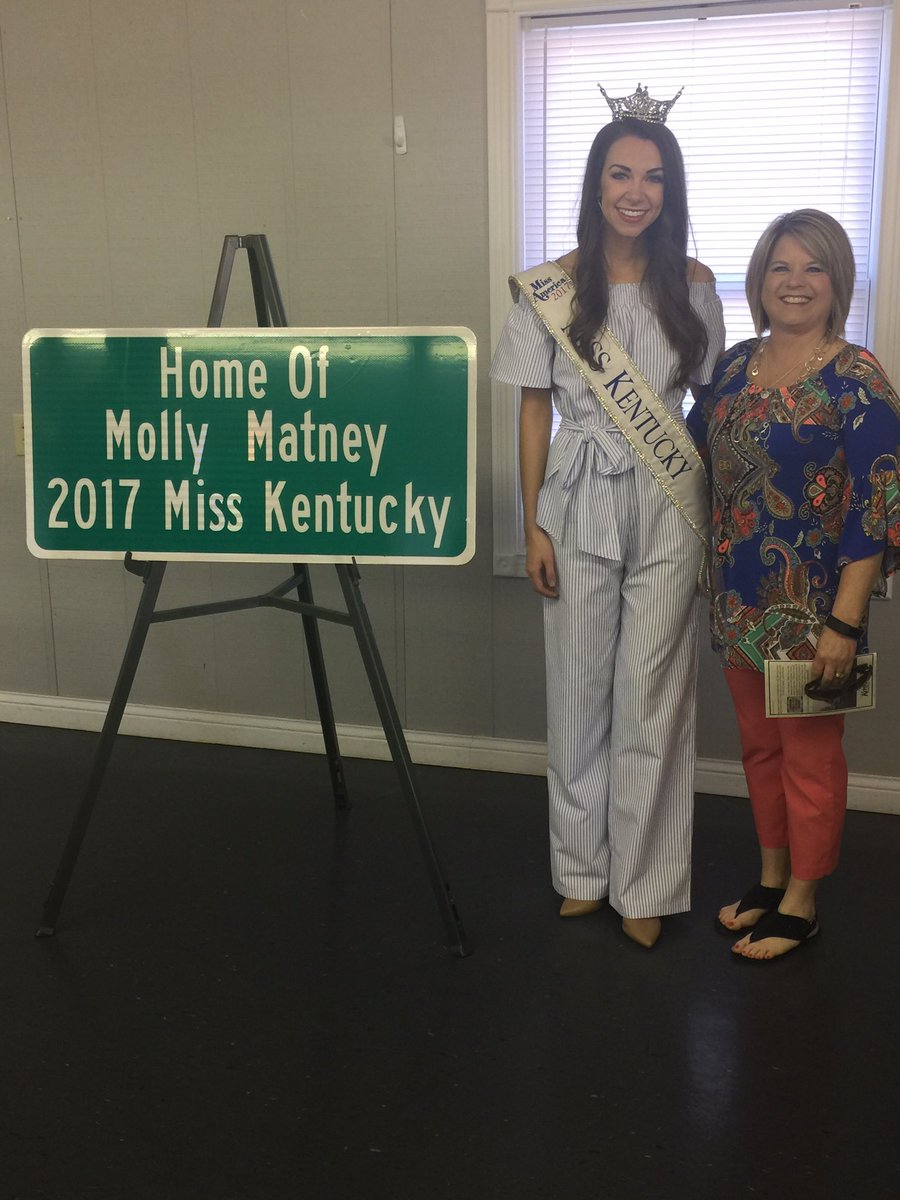 esh_0371's tweet photo. A beautiful day for a sign dedication honoring Miss Kentucky, Molly Matney! @MollyMatney https://t.co/OemR3JdfKw