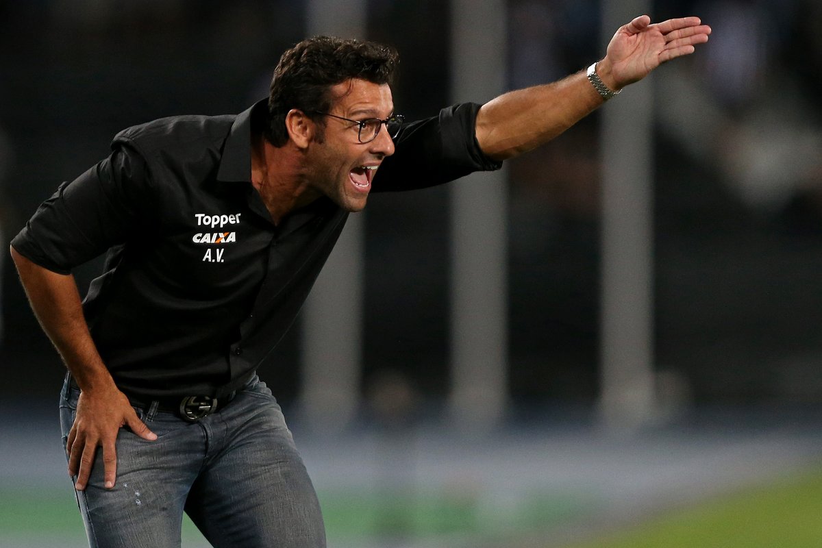 Botafogo 2x1 Grêmio números do Fogão

Passes: 406 certos (92,48%) e 33 errados (7,52%)
Finalizações: 7 no gol (36,84%) e 12 pra fora (63%16)
Desarmes: 17 completos (89,47%) e 2 incompletos (10,53%)
Cruzamentos: 3 certos (10,34%) e 26 errados (89,66%)
Posse de Bola: 57,7%