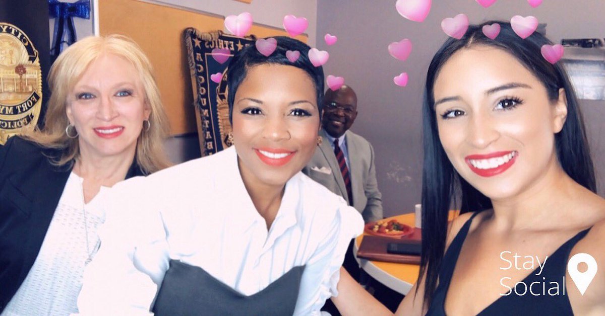staysocialpr's tweet photo. 🎥Nothing better than starting #MondayMorning off with @leepitts1 @CDFS2006 and @giftedcoin for getting social with us today! 🤳🏼 #LeePittsLive #GirlTalk #GiftedCoin #staysocial Stay tuned for the upcoming segment!
Happy #Monday SWFL! 🌴 https://t.co/fQw4BZrVaC
