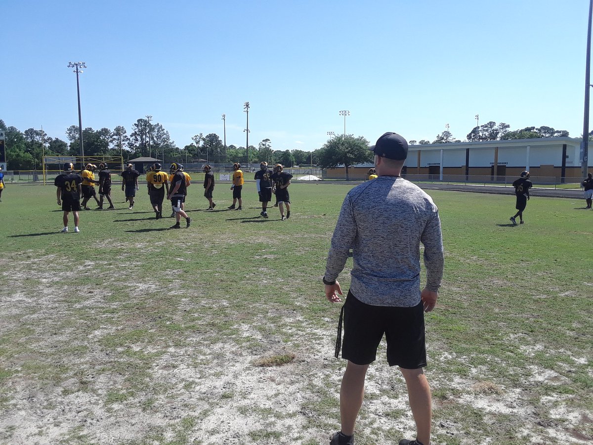 dreamkingfilmz's tweet photo. Head Coach JD Stalvey getting his Rams defense on point.
Englewood Rams #Spring2K18
@EnglewoodBoost1 @Ewoodathletics https://t.co/7dJeUplYkJ