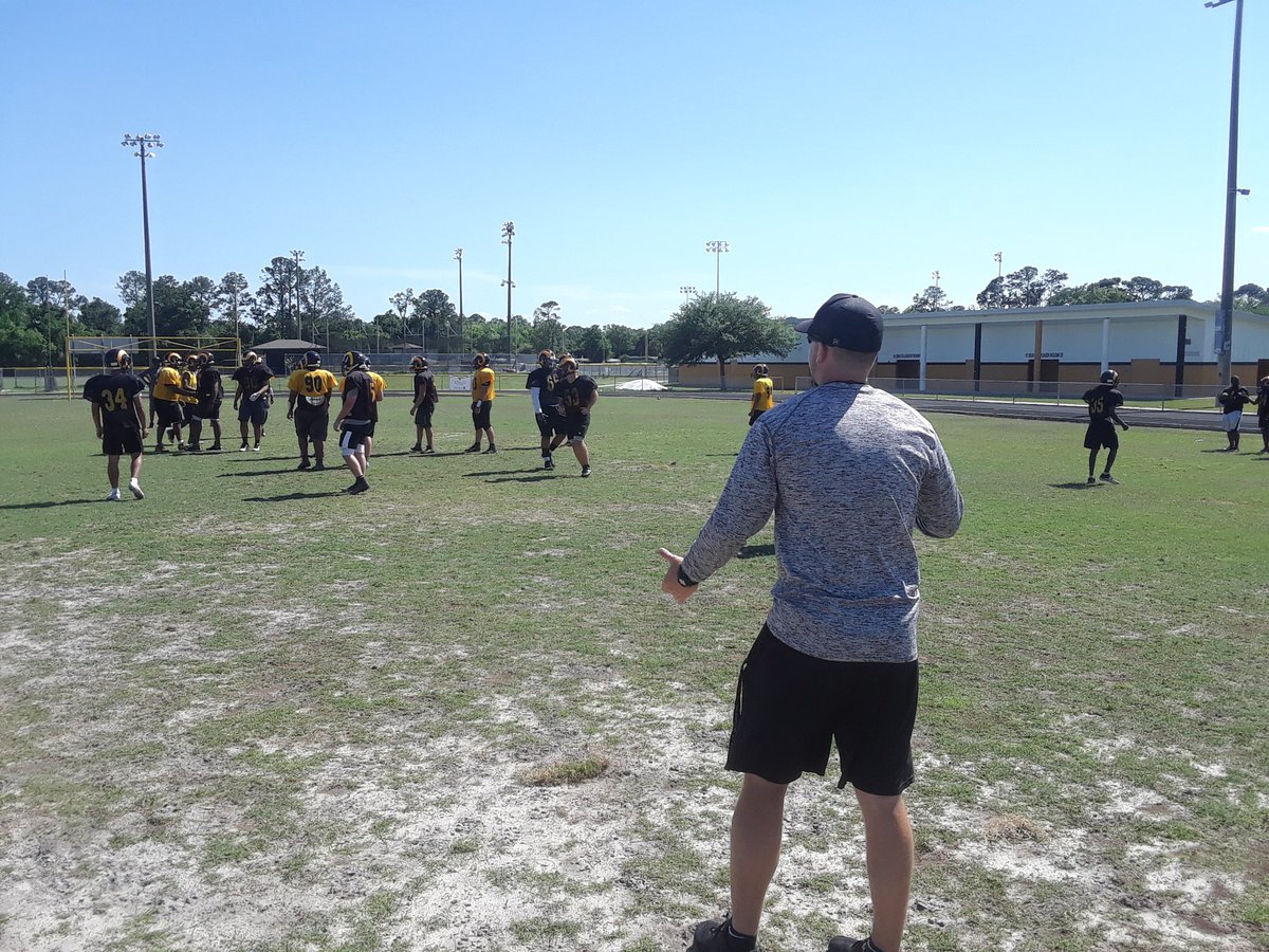 dreamkingfilmz's tweet photo. Head Coach JD Stalvey getting his Rams defense on point.
Englewood Rams #Spring2K18
@EnglewoodBoost1 @Ewoodathletics https://t.co/7dJeUplYkJ